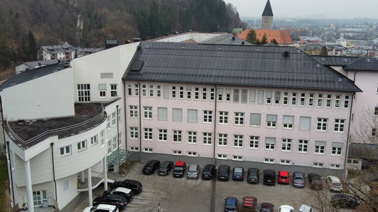 Heute steht dort, wo einst das Kloster war, das Bundesrealgymnasium in Hallein.   Heute steht dort , wo einst das Kloster war, das Bundesrealgymnasium in Hallein.