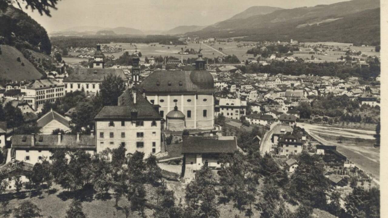 Das Augustinerkloster am Georgsberg in Hallein im Jahr 1935.  Das Augustinerkloster am Georgsberg in Hallein im Jahr 1935.