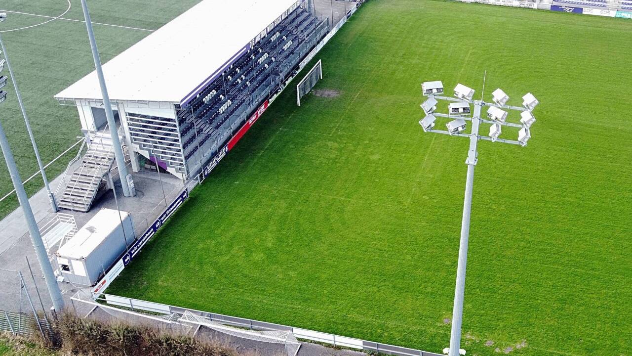 Was passiert mit der Hintertortribüne und dem Flutlicht im Austria-Stadion? 