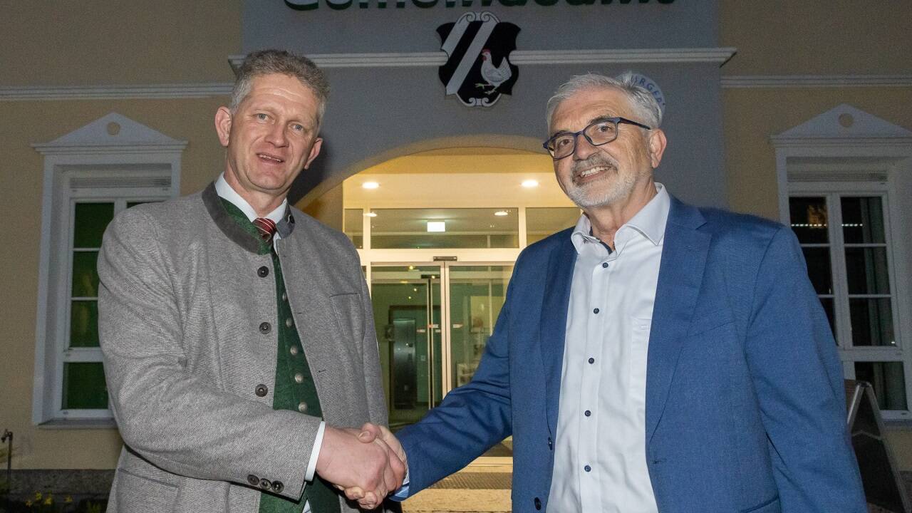 Günther Schackmann (Team für Henndorf, rechts) gratuliert Martin Köllersberger (ÖVP) zum Wahlsieg. Günther Schackmann (Team für Henndorf, rechts) gratuliert Martin Köllersberger (ÖVP) zum Wahlsieg.