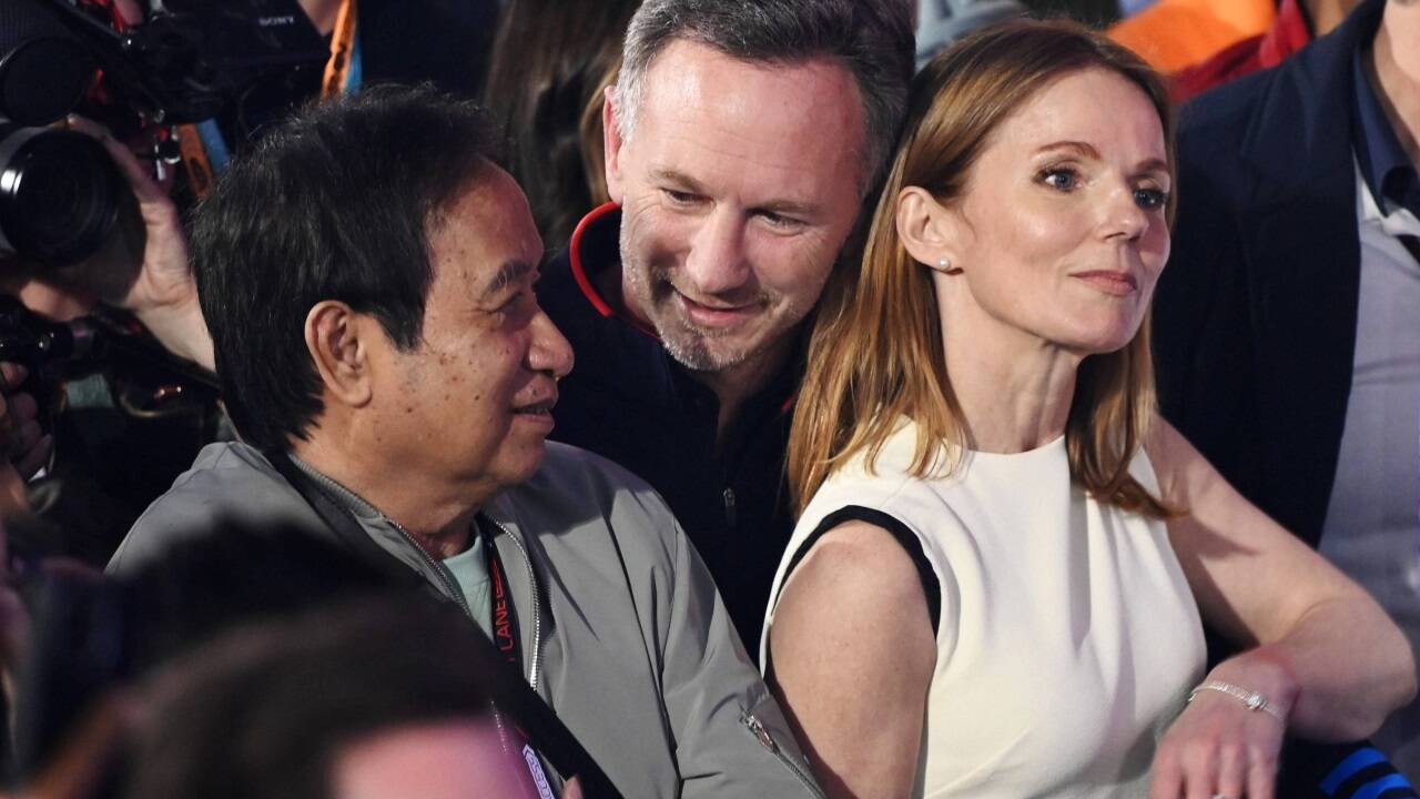 Christian Horner (Bildmitte) mit Ehefrau und Ex-Spice-Girl Geri Halliwell sowie Red-Bull-Mehrheitseigentümer Chalerm Yoovidhya. 