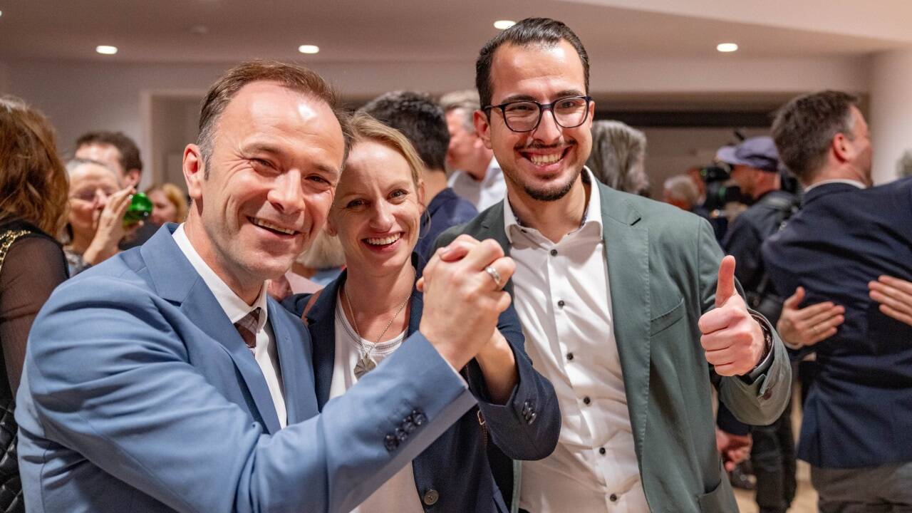 Wahlgewinner: Freude beim Salzburger SPÖ-Vizebürgermeister Bernhard Auinger (SPÖ) – hier mit der Nationalratsabgeordneten Michaela Schmidt und Gemeinderat Tarik Mete. 