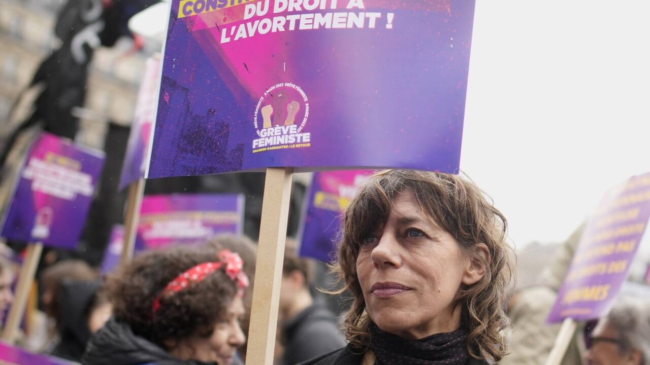 „Abtreibung in die Verfassung“: Eine Frau protestierte am 8. März 2023 -am Weltfrauentag vor einem Jahr - in Paris. „Abtreibung in die Verfassung“: Eine Frau protestierte am 8. März 2023 -am Weltfrauentag vor einem Jahr - in Paris.