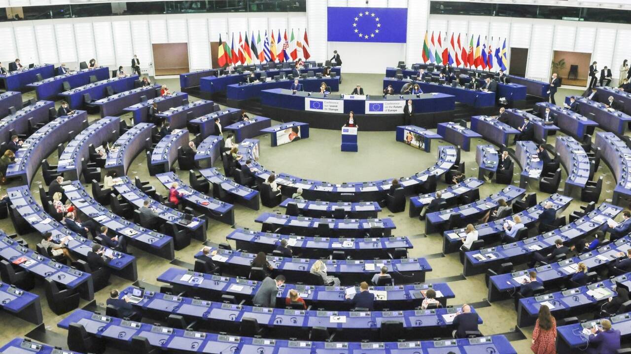 Das Europaparlament beschäftigt sich mit KI und Medienfreiheit.  