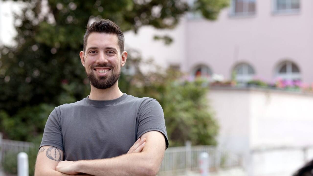 Tobias Schweiger führt die Nationalratsliste der KPÖ an. Er war wie Dankl einst bei den Jungen Grünen. Als Co-Spitze fungiert Bettina Prochaska aus Salzburg, die im Pflegebereich tätig ist. Tobias Schweiger führt die Nationalratsliste der KPÖ an. Er war wie Dankl einst bei den Jungen Grünen. Als Co-Spitze fungiert Bettina Prochaska aus Salzburg, die im Pflegebereich tätig ist.