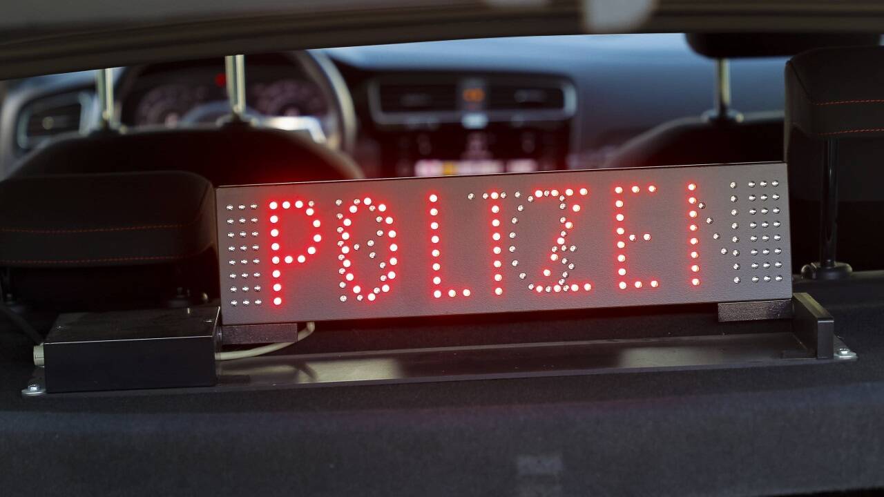 Polizisten stoppten einen Raser. 