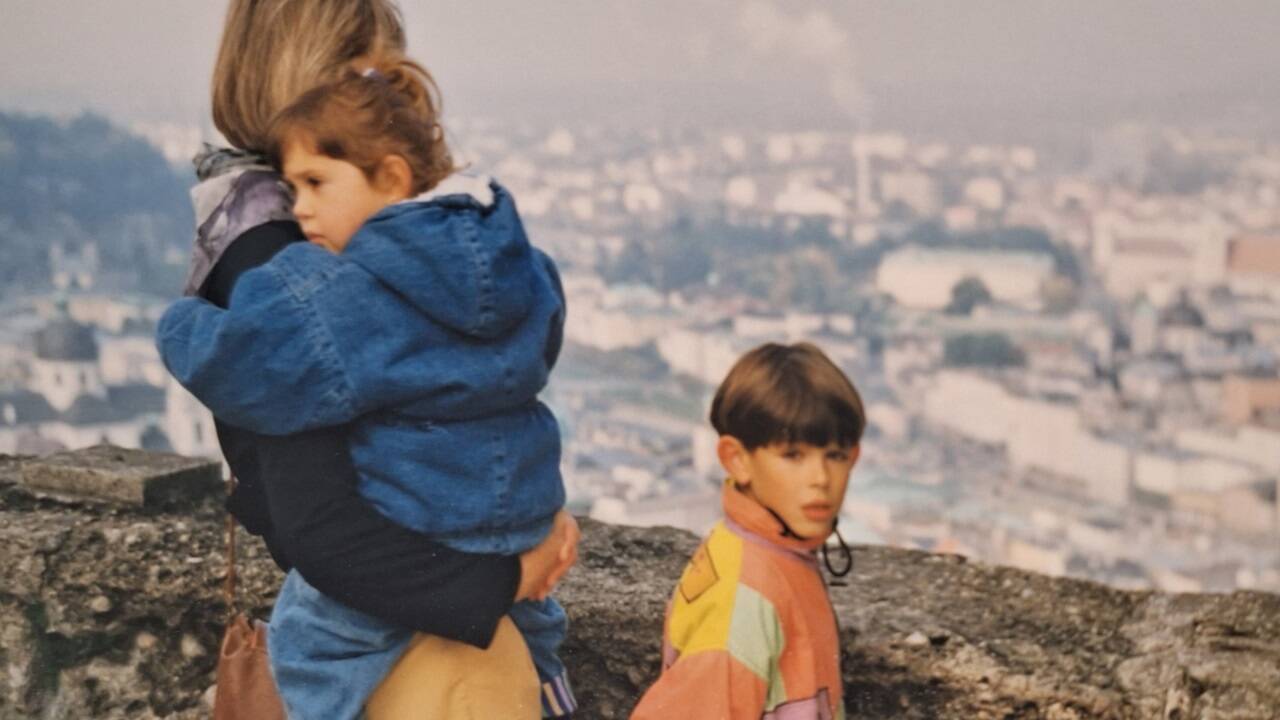 Iris Hafner mit ihrer Mutter und ihrem Bruder Robert bei einem Ausflug auf die Festung Hohensalzburg in den 1980er-Jahren.  