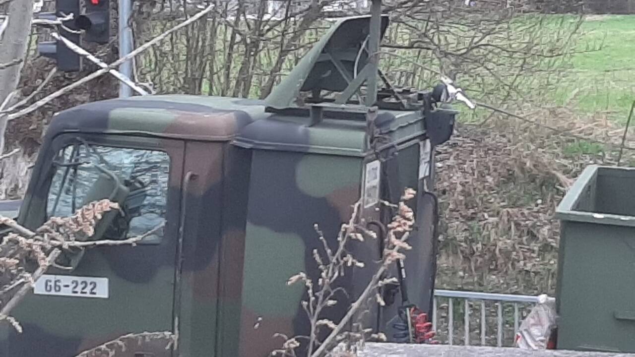 Der Militärlastwagen riss bei der Unterführung Schmiedingerstraße eine Obusleitung ab.   Der Militärlastwagen riss bei der Unterführung Schmiedingerstraße eine Obusleitung ab.