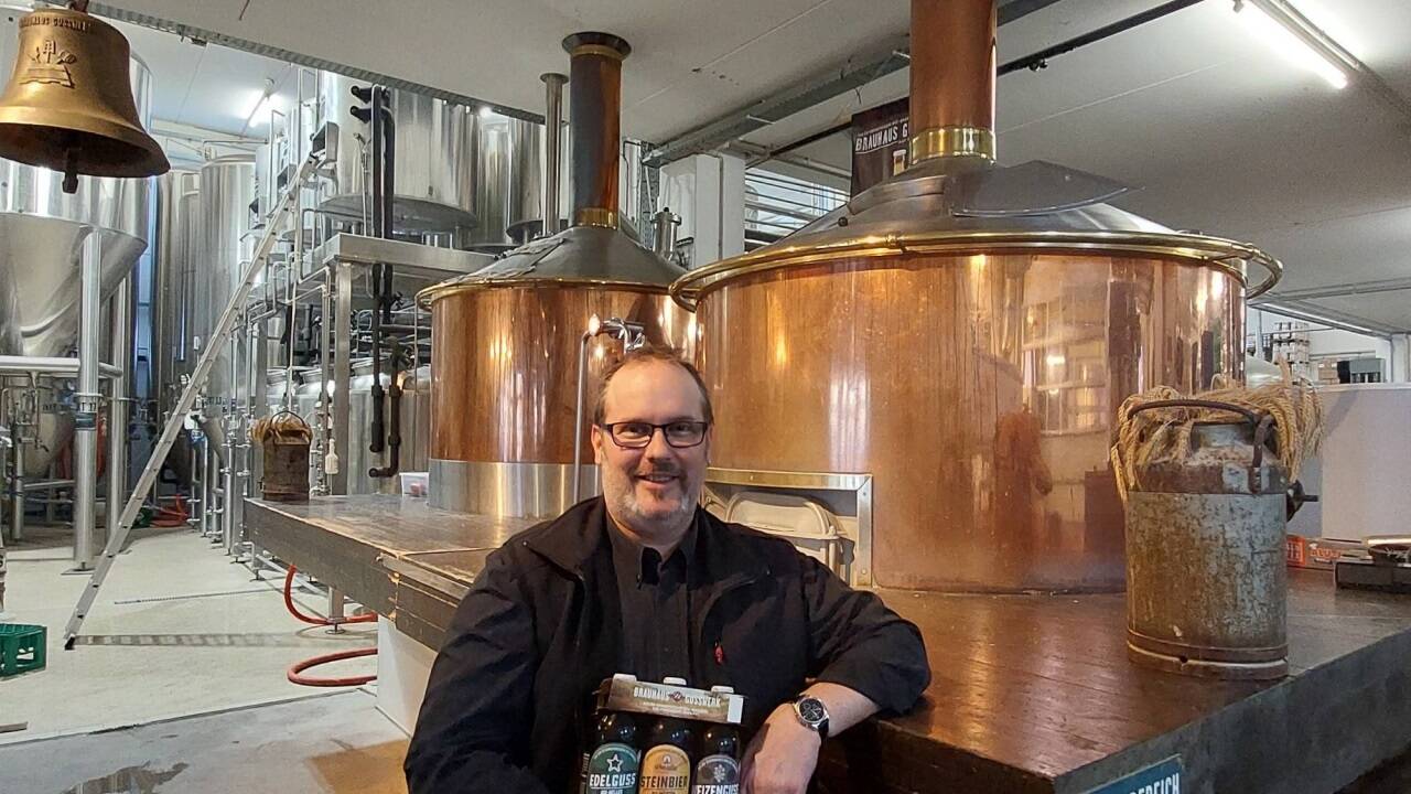 Reinhold Barta (48) in seiner Brauerei Gusswerk in Hof. Der Qualitätsfanatiker, der seit 2007 nur Rohstoffe in Bioqualität verwendet, füllt seit Jahren auch kleine Pfandflaschen ab – links eine Kiste mit 24 Seiterl.  