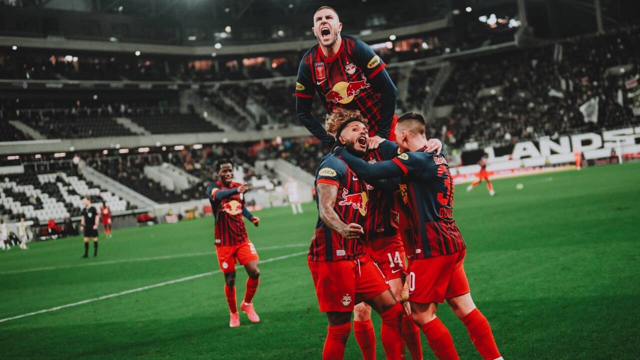 Mit Red Bull Salzburg obenauf: Strahinja Pavlovic (M.). Mit Red Bull Salzburg obenauf: Strahinja Pavlovic (M.).