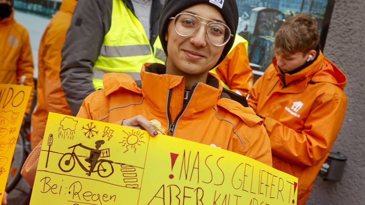 Merve Yildiz ist eine der wenigen Frauen unter den Fahrradboten. Eine etwas höhere Bezahlung wäre fair, meint sie. Merve Yildiz ist eine der wenigen Frauen unter den Fahrradboten. Eine etwas höhere Bezahlung wäre fair, meint sie.