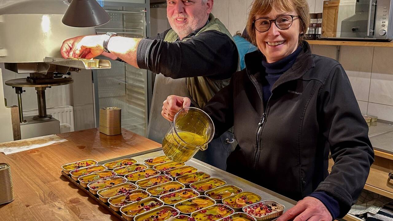 Nikolaus und Elfriede Höplinger bei der Produktion ihrer Fischkonserven.  