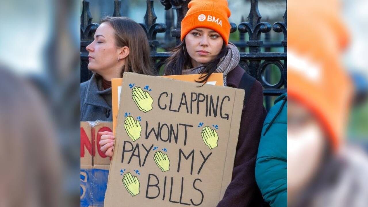 Eine junge Ärztin demonstriert.  