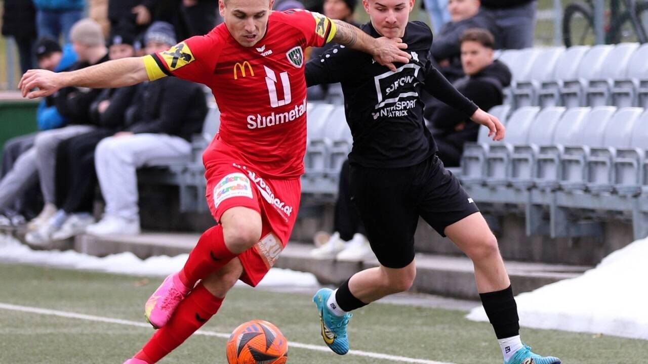 Philip Volk (l.) und Co. wollen Ernst Lottermoser zum Abschied den Klassenerhalt schenken. 