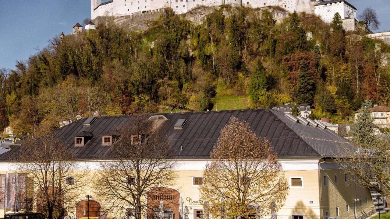 Das Schauspielhaus Salzburg im ehemaligen Petersbrunnhof. Das Schauspielhaus Salzburg im ehemaligen Petersbrunnhof.