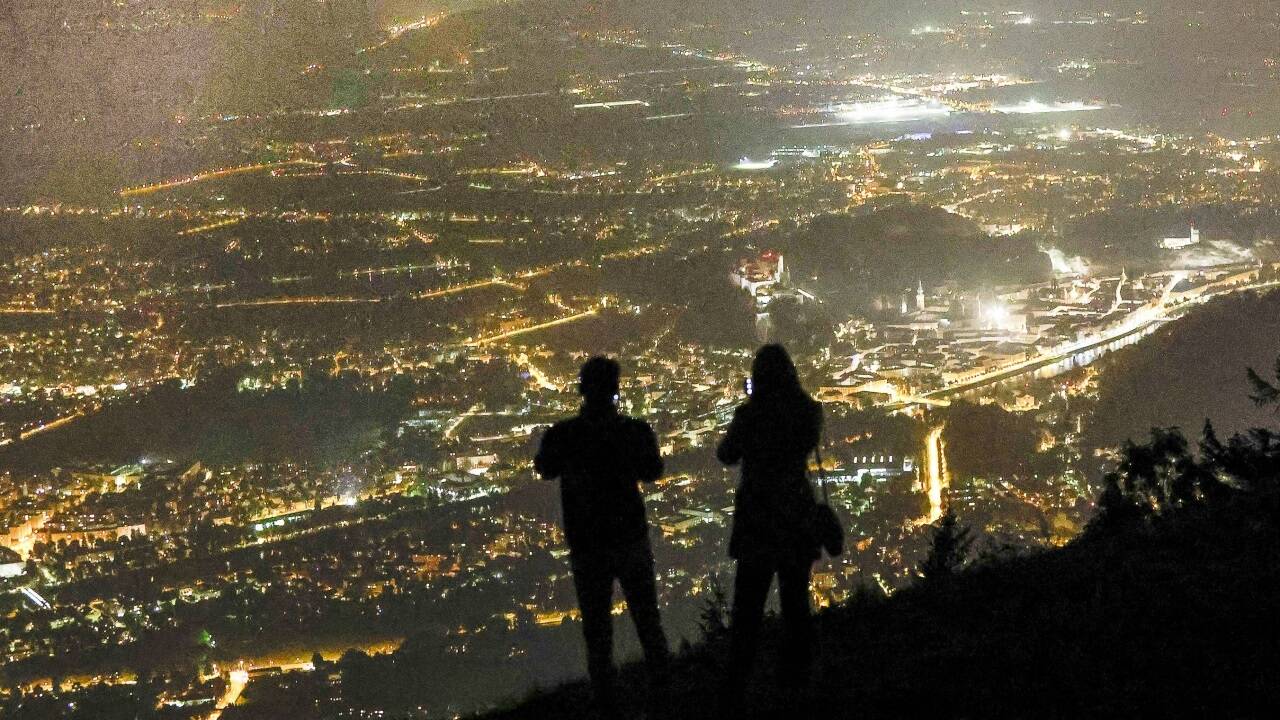 In Salzburg gibt es noch keine Regelung zur Lichtverschmutzung: die Stadt Salzburg bei Nacht, hell erleuchtet. In Salzburg gibt es noch keine Regelung zur Lichtverschmutzung: die Stadt Salzburg bei Nacht, hell erleuchtet.