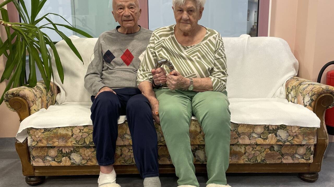 Rudolf und Paula Reisinger leben seit fast zwei Jahren im Seniorenwohnheim in Puch. Das Hufeisen in Frau Reisingers Hand stammt von einem Pferd, das ihre Hochzeitskutsche gezogen hat.  