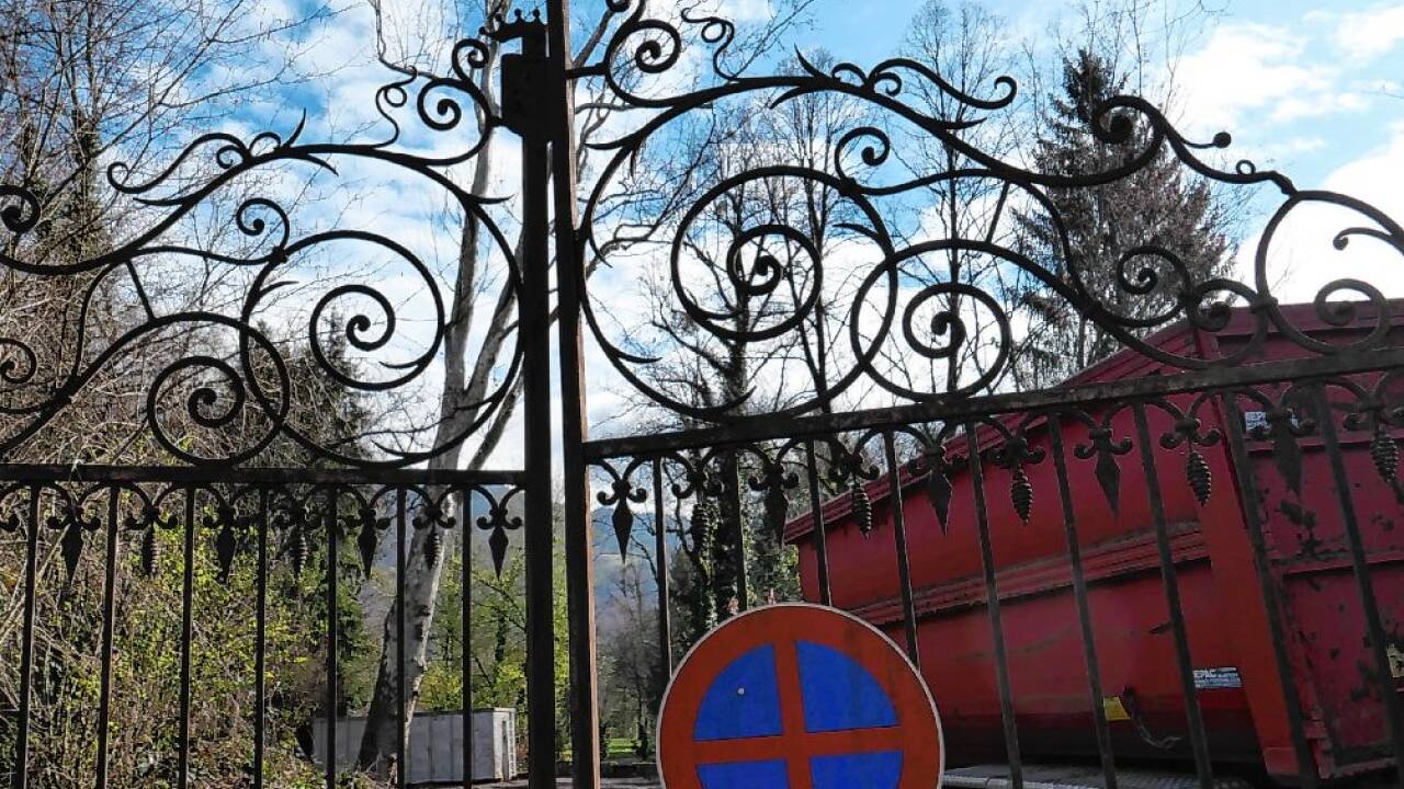 Das Tor im Salzburger Stadtteil Aigen wartet auf seine Restaurierung.  