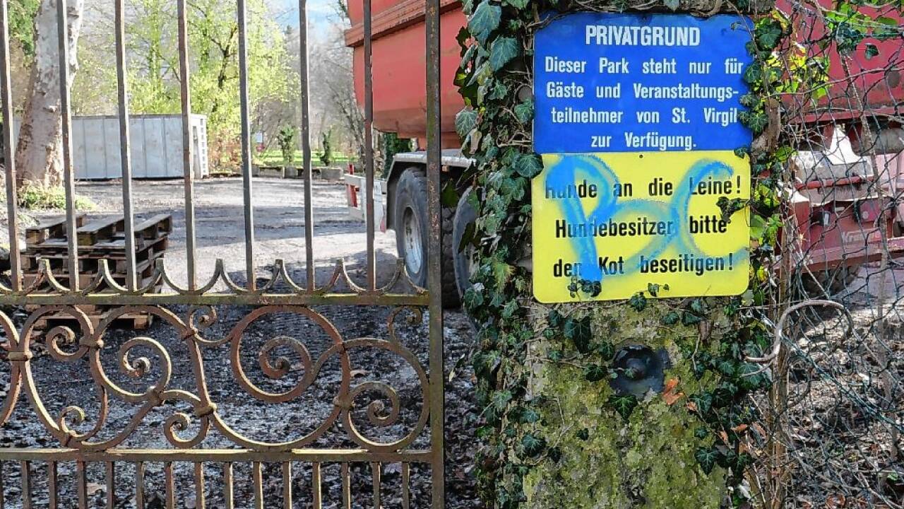 Detailblicke auf das schmiedeeiserne Tor.  