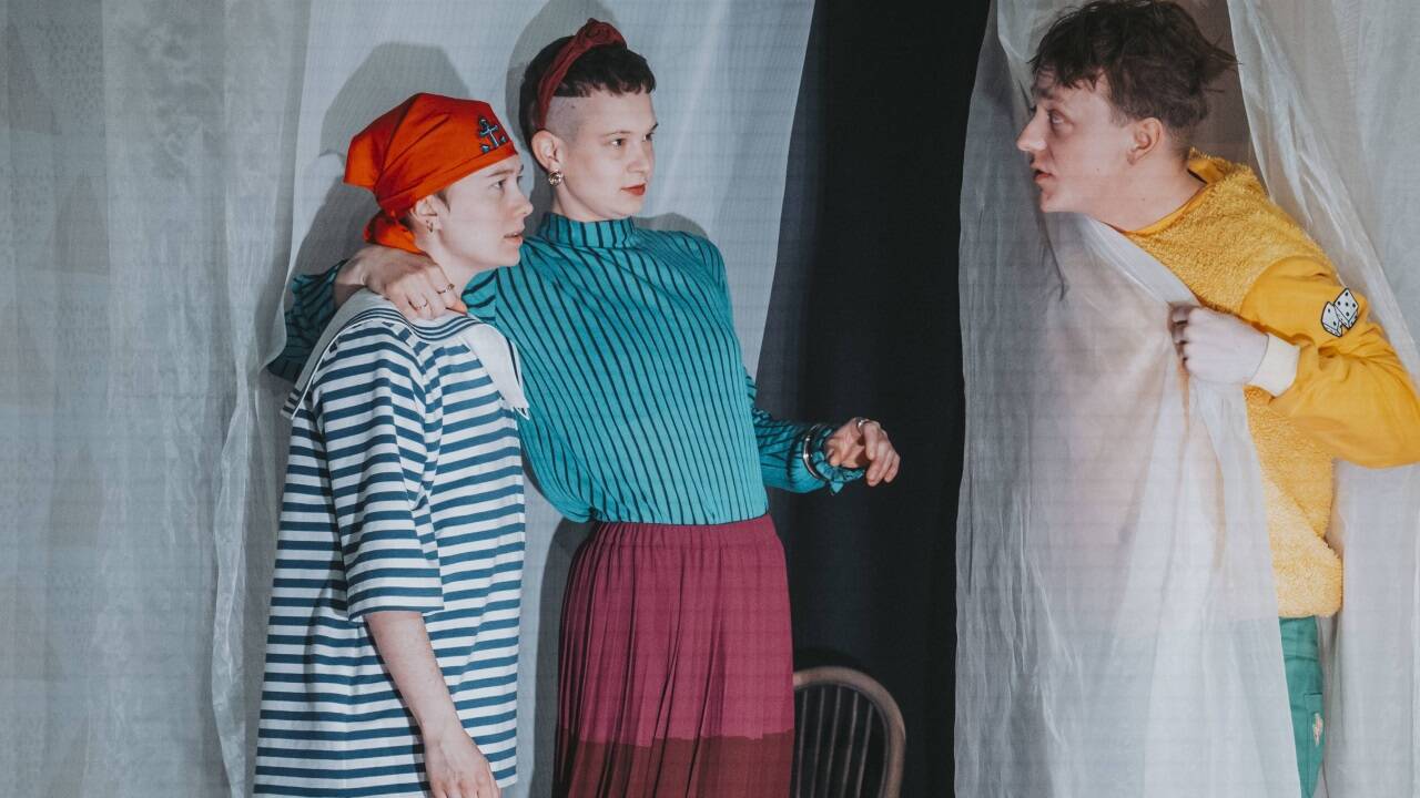 Auf Zeitreise in Stadt und Land: Rabea Egg (Fabienne), Nina Stehlin (Mathilde), Ben Engelgeer (Mo).   Auf Zeitreise in Stadt und Land: Rabea Egg (Fabienne), Nina Stehlin (Mathilde), Ben Engelgeer (Mo).