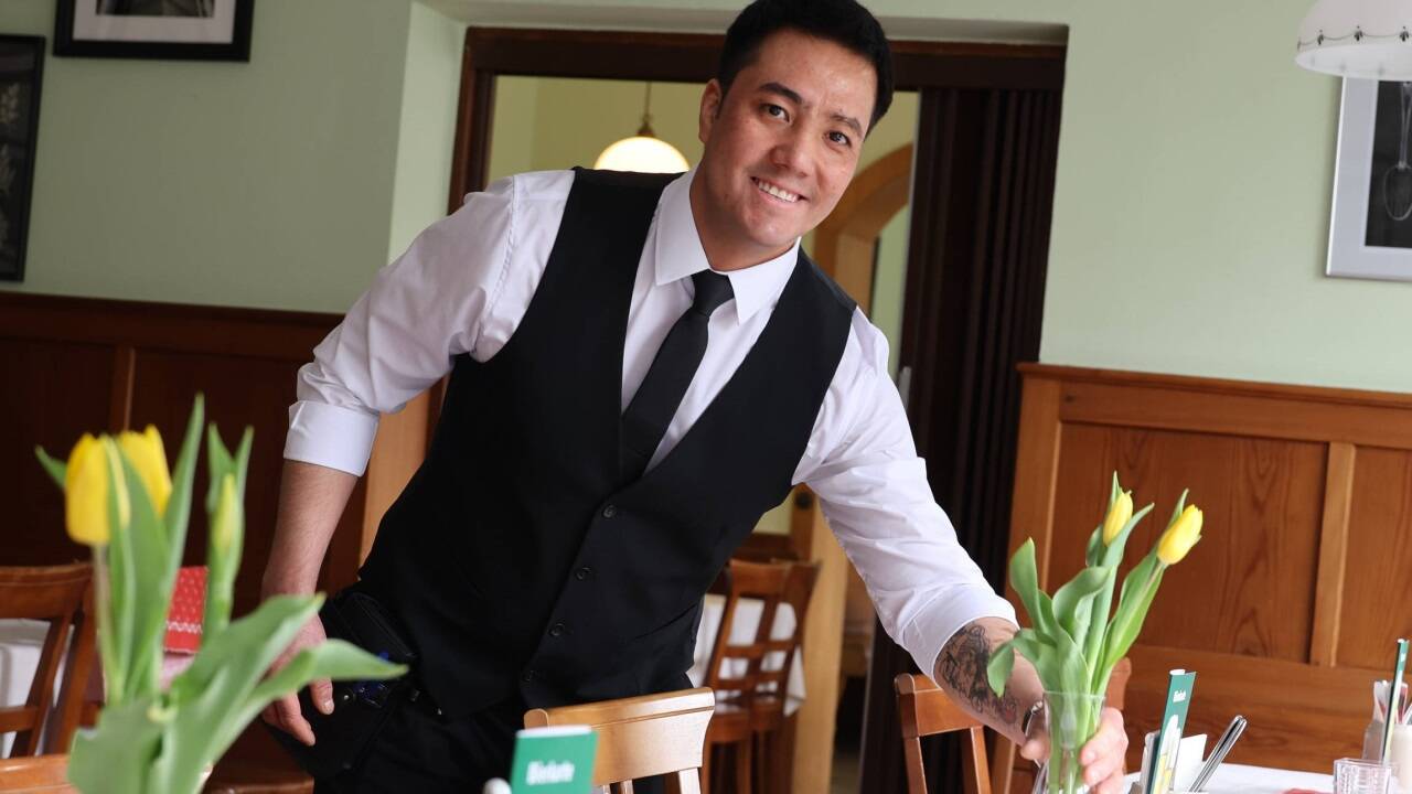 Hasan Khademi beim Decken der Tische. Hasan Khademi beim Decken der Tische.