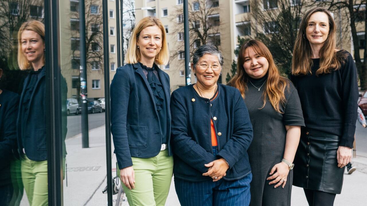 Sylvia Gruber vom medizinischen Zentrum Bad Vigaun, die Präsidentin der philippinischen Vermittlungsgesellschaft Pasei, Raquel Espina-Bracero, Mahlvier Vienna Bracero von der Agentur Peridot und Barbara Schrank vom Salzburger Unternehmen Batimat vor dem Wirtschaftsförderungsinstitut Salzburg. Sylvia Gruber vom medizinischen Zentrum Bad Vigaun, die Präsidentin der philippinischen Vermittlungsgesellschaft Pasei, Raquel Espina-Bracero, Mahlvier Vienna Bracero von der Agentur Peridot und Barbara Schrank vom Salzburger Unternehmen Batimat vor dem Wirtschaftsförderungsinstitut Salzburg.