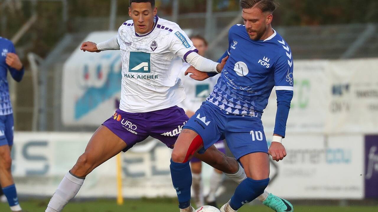 Saalfelden (Philipp Zehentmayr/r.) will der Austria (Yannic Fötschl) den Westliga-Titel noch streitig machen.  