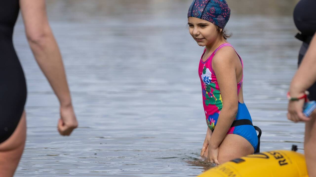 Auch ein Mädchen stürzte sich in die kalten Fluten.   Auch ein Mädchen stürzte sich in die kalten Fluten.