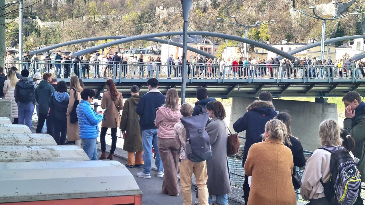 In Salzburg standen Hunderte Russinnen und Russen teils stundenlang Schlange.   In Salzburg standen Hunderte Russinnen und Russen teils stundenlang Schlange.