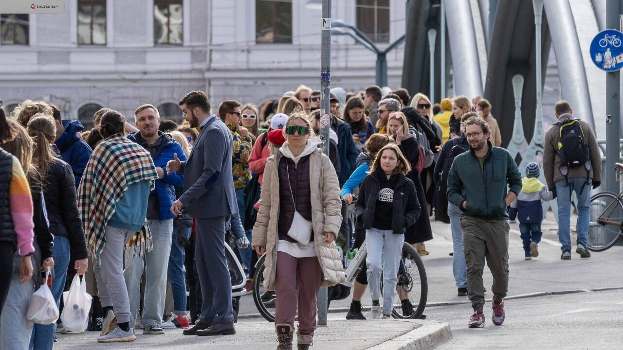 Die Schlange reichte vom Bürglstein bis auf die andere Salzachseite.   Die Schlange reichte vom Bürglstein bis auf die andere Salzachseite.
