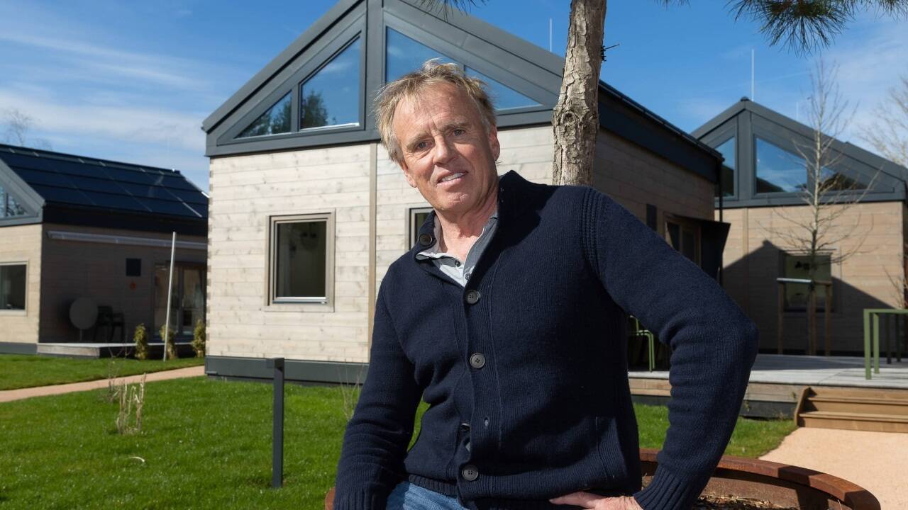 Investor Norbert Kraihamer vor seinen Holzhäusern. Rechts der Gesamtblick auf das Dorf direkt am See. 