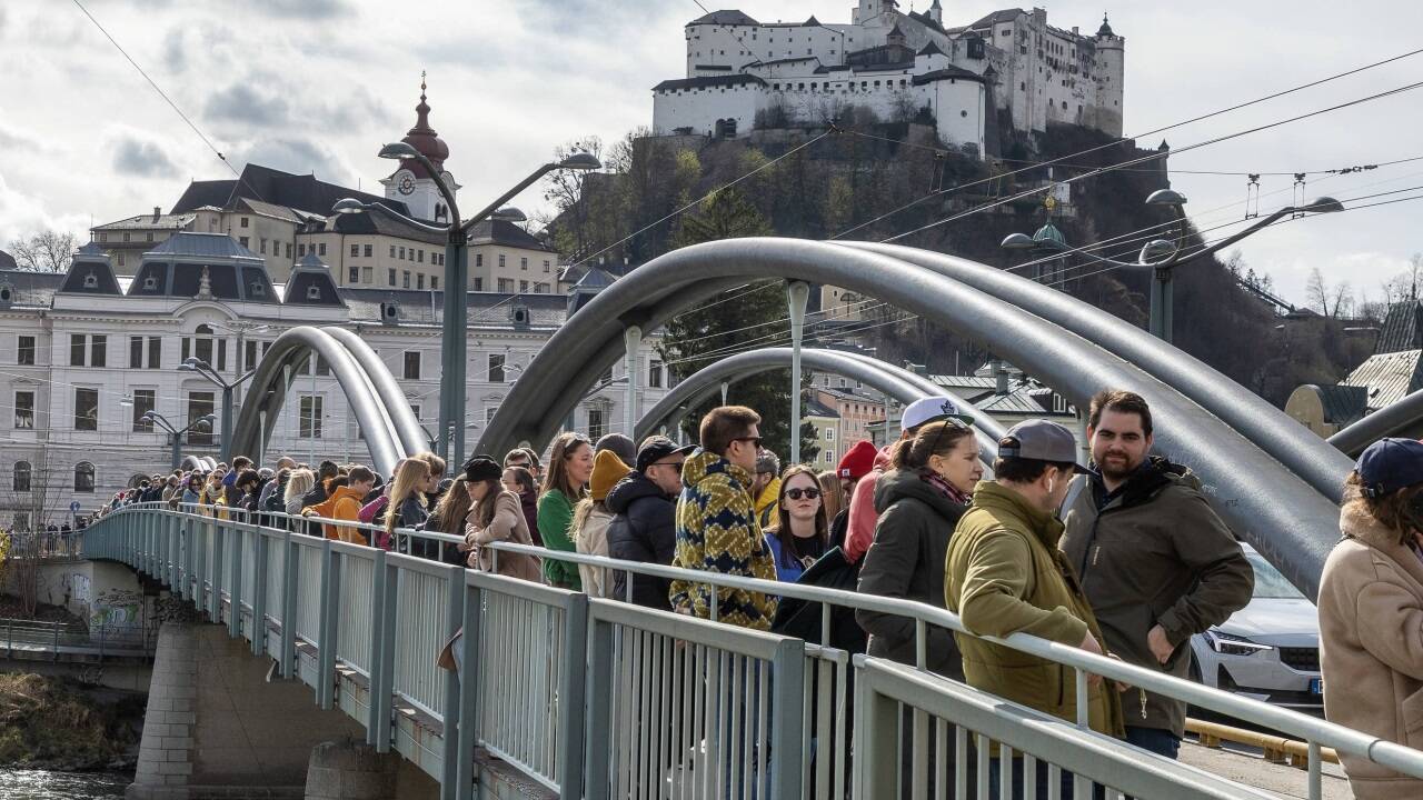 Anhänger des gestorbenen Oppositionellen Nawalny hatten dazu aufgerufen, um 12 Uhr wählen zu gehen und damit ein unverfängliches Protestzeichen gegen die Präsidentenwahlen in Russland zu setzen. Diesem Aufruf folgten viele nicht nur in russischen Städten. Vor dem Russischen Generalkonsulat Salzburg bildete sich am Sonntag eine lange Menschenschlange.   Anhänger des gestorbenen Oppositionellen Nawalny hatten dazu aufgerufen, um 12 Uhr wählen zu gehen und damit ein unverfängliches Protestzeichen gegen die Präsidentenwahlen in Russland zu setzen. Diesem Aufruf folgten viele nicht nur in russischen Städten. Vor dem Russischen Generalkonsulat Salzburg bildete sich am Sonntag eine lange Menschenschlange.