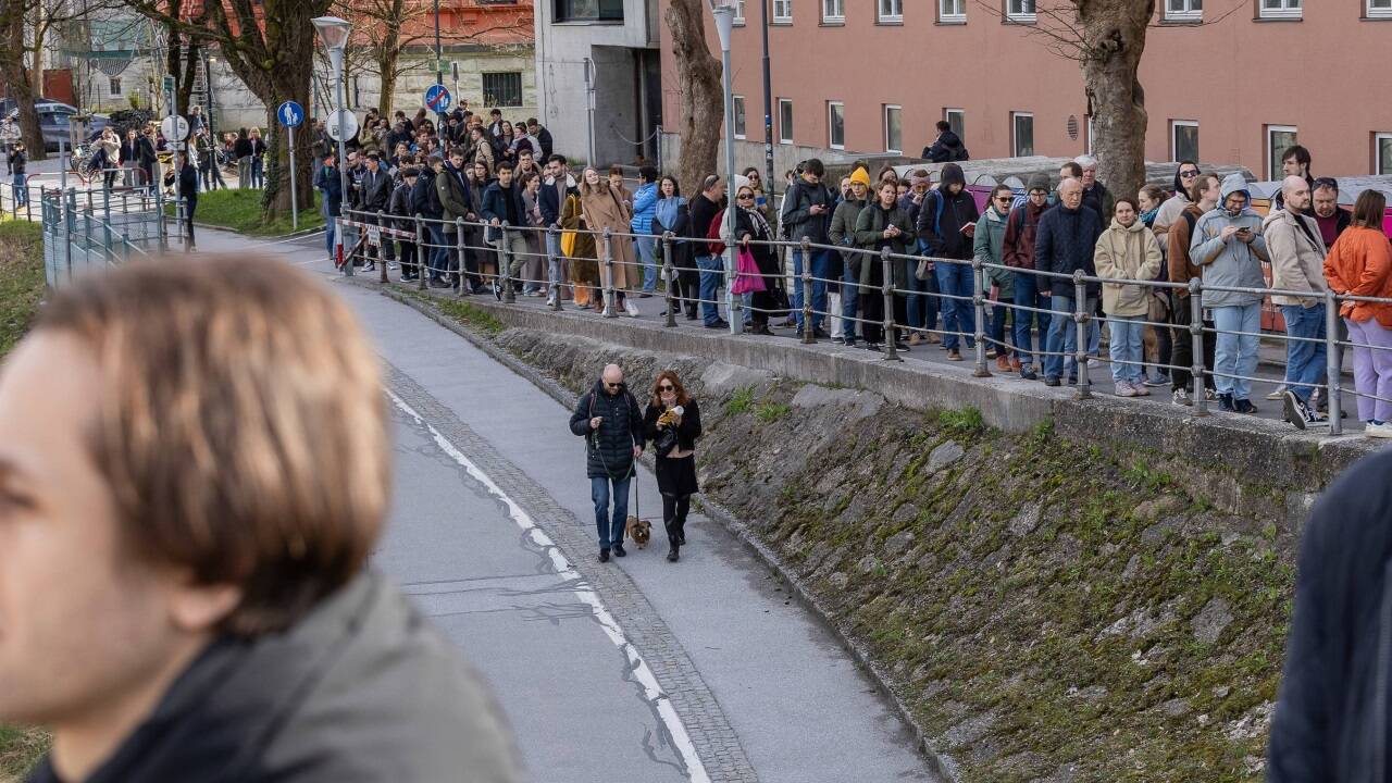 Die Schlange reichte vom Bürglstein bis auf die andere Salzachseite.   Die Schlange reichte vom Bürglstein bis auf die andere Salzachseite.