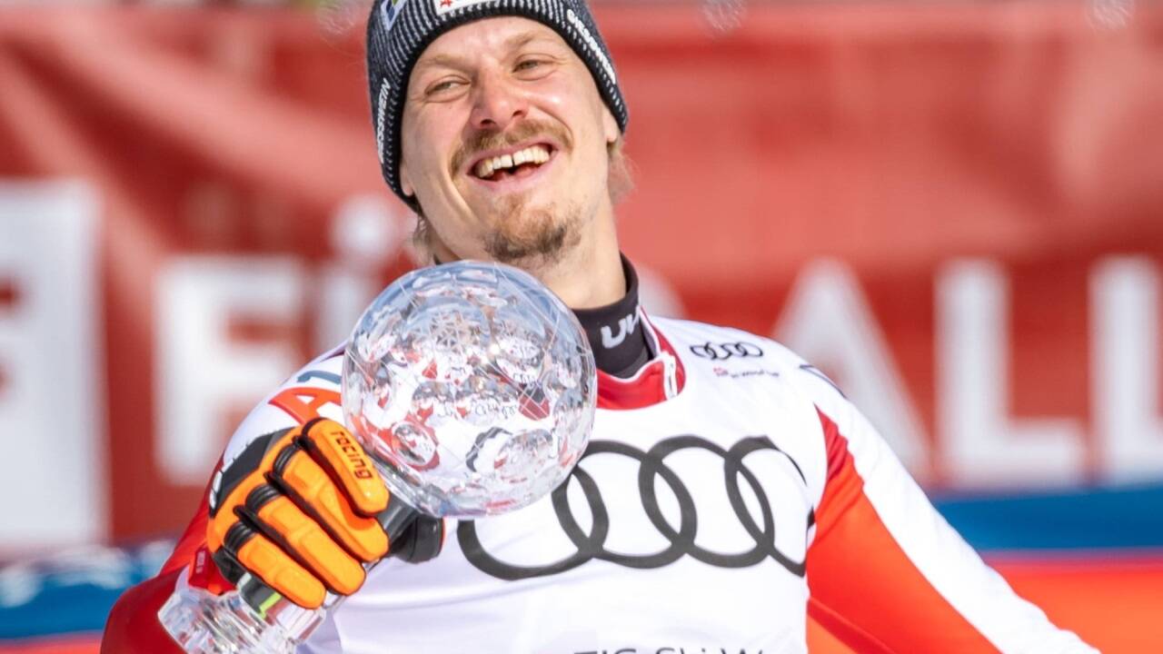 Manuel Feller mit der Slalom-Kristallkugel.  