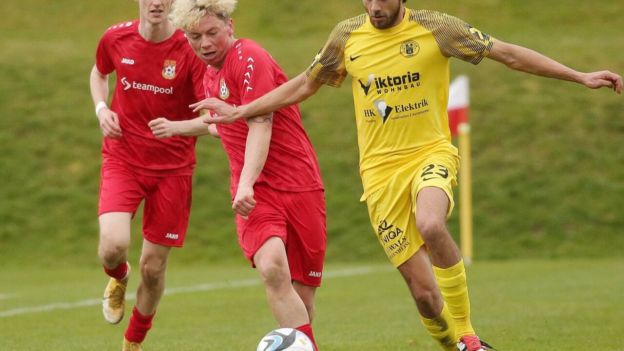 Seekirchens Lukas Kauba (vorne links) traf bereits in der zweiten Minute sehenswert zum 1:0 gegen Siezenheim. 