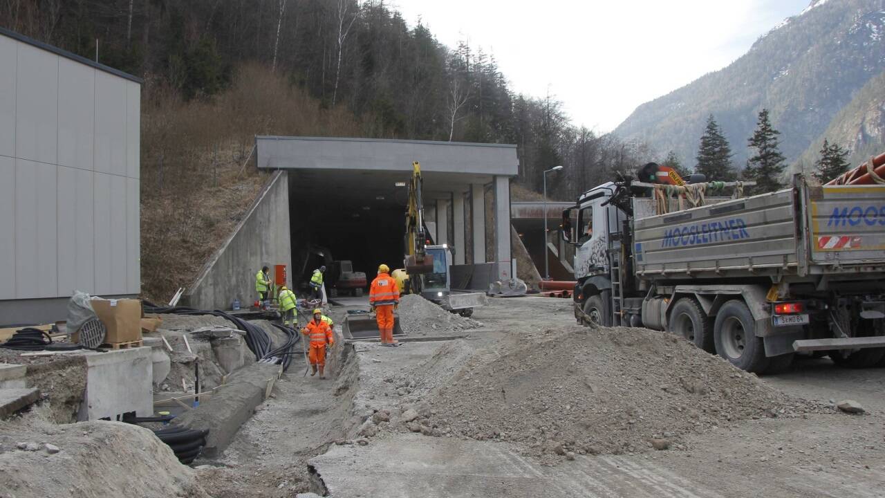 Die Tunnelbaustelle auf der A10 bleibt uns noch lange erhalten. Die Fertigstellung ist für Juni 2025 geplant. Im Sommer 2024 ruhen die Arbeiten – von Juli bis September.  