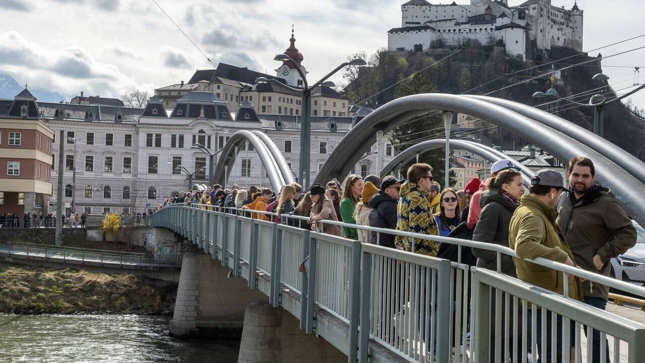 Eine Menschenschlange beim Russischen Generalkonsulat in Salzburg. 