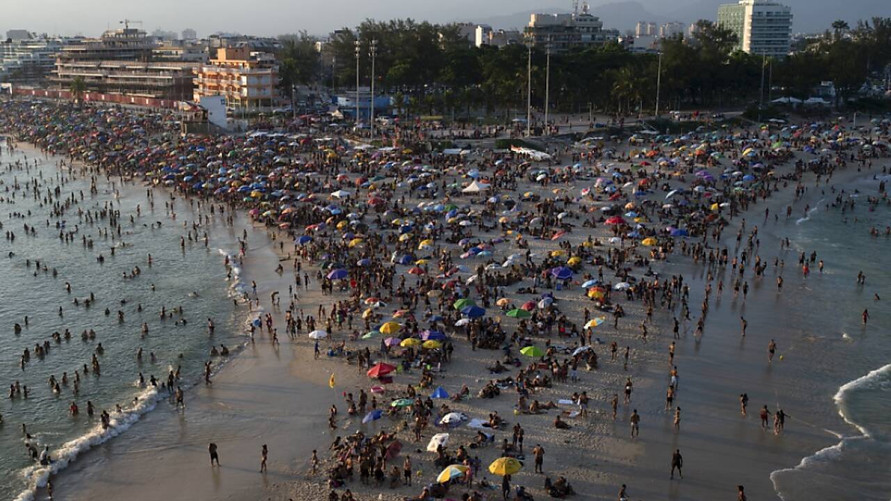 Überfüllter Strand in Rio während Hitzewelle 