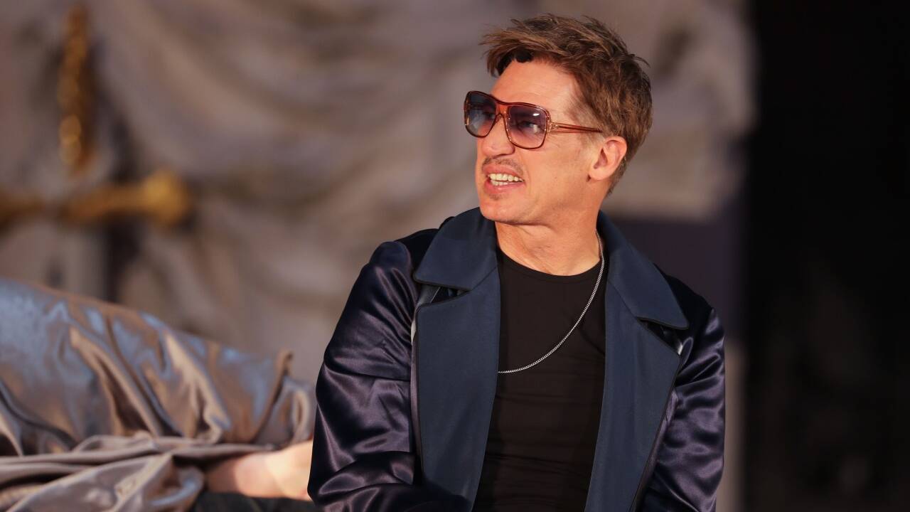 „Jedermann“ Tobias Moretti trägt eine Brille im 70er-Jahre-Style. 