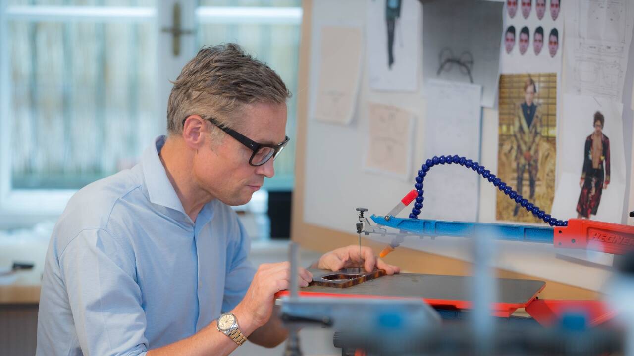 Optiker Stefan Gollhofer hat die Brille für den „Teufel“ aus dem „Jedermann“ gefertigt. 