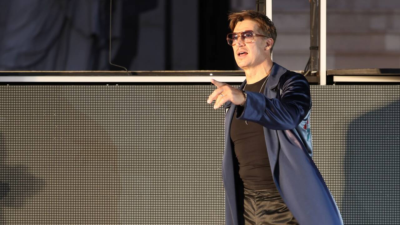Optiker Stefan Gollhofer hat die Brille für den „Teufel“ aus dem „Jedermann“ gefertigt. 