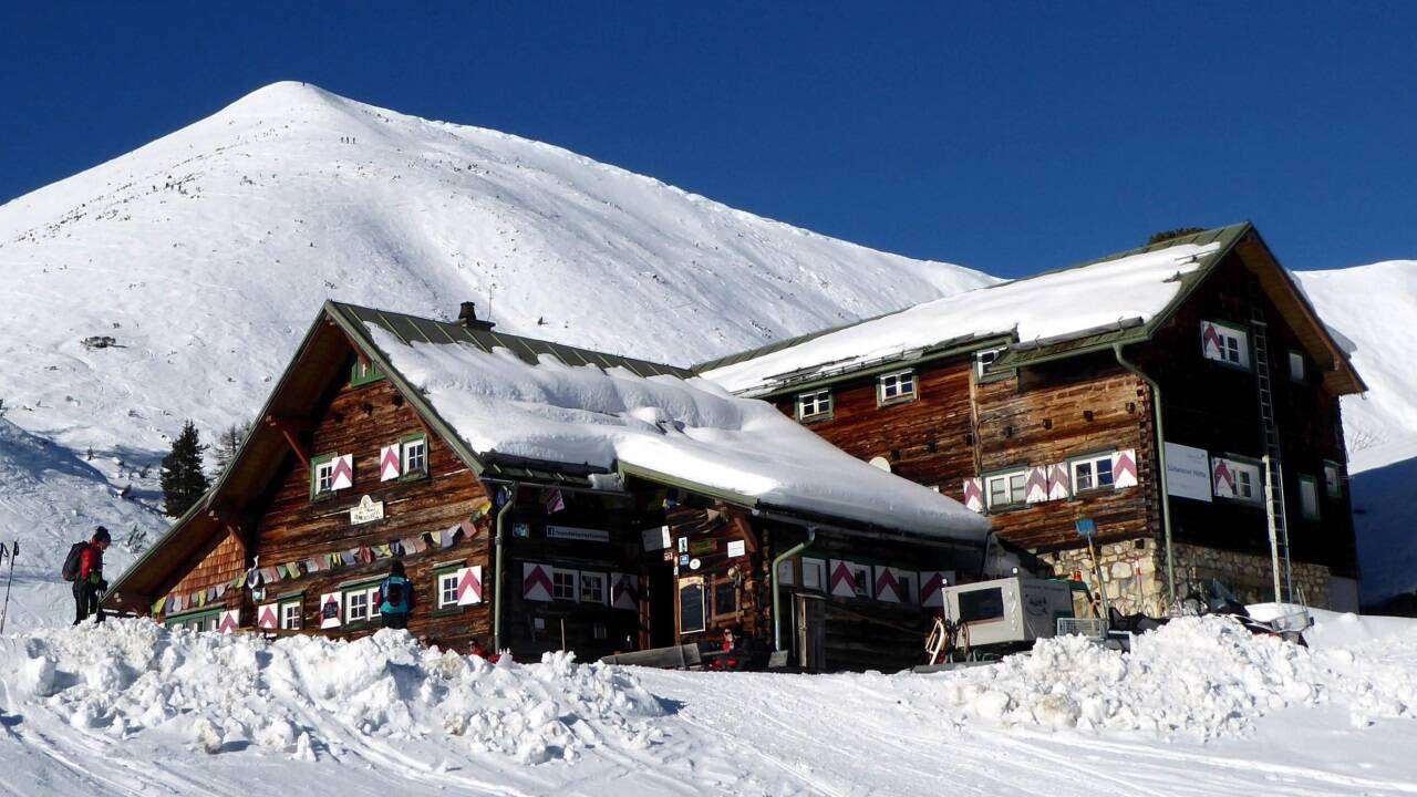 Die Südwiener Hütte ist bei Tourengehern und Wanderern eine Institution und verfügt über 28 Betten sowie einen auch im Winter immer geöffneten Notraum mit fünf Plätzen. 