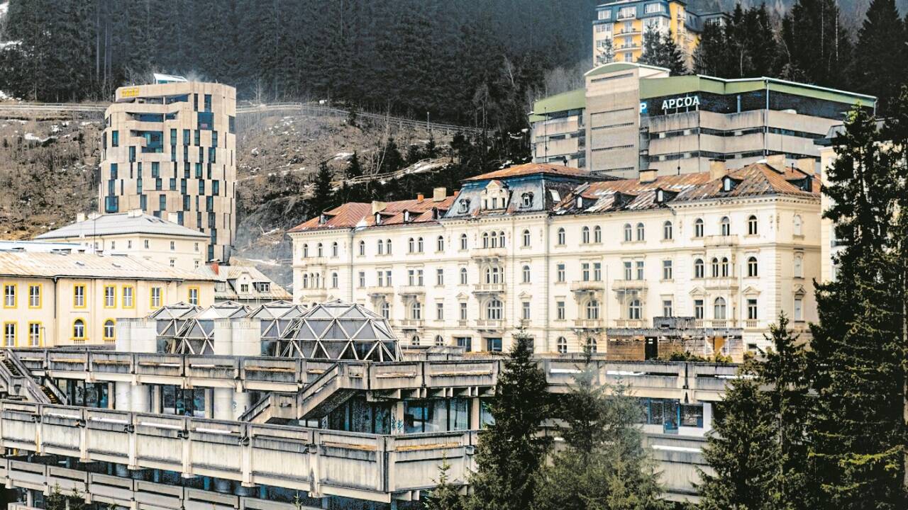 Das Kongresshaus (vorne), das Haus Austria und das Parkhaus (dahinter) sowie sanierte und erweiterte Hotels (links oben).   Das Kongresshaus (vorne), das Haus Austria und das Parkhaus (dahinter) sowie sanierte und erweiterte Hotels (links oben).