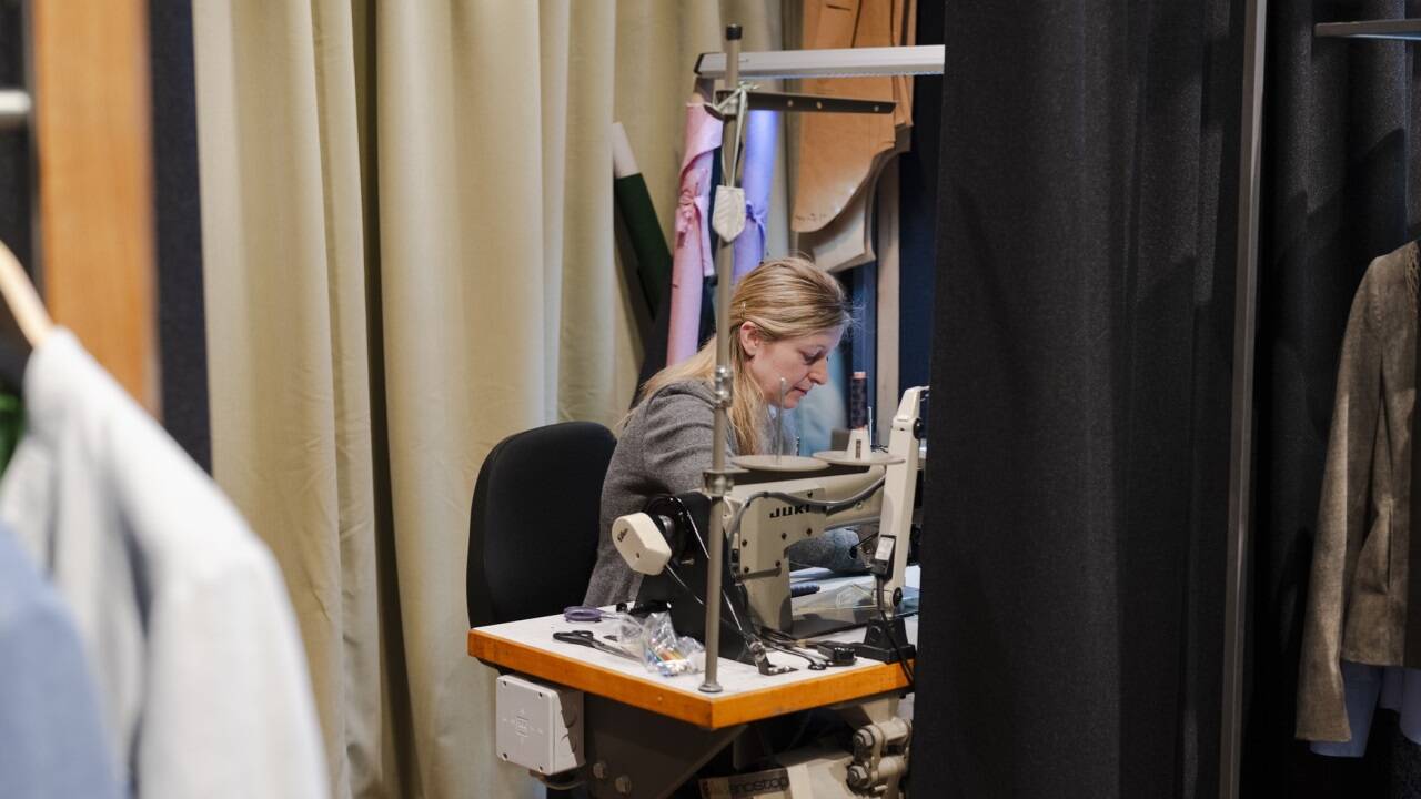 Interessierte können eine Privatführung durch das Atelier vereinbaren und dabei den Schneiderinnen bei ihrer Arbeit über die Schulter schauen. 