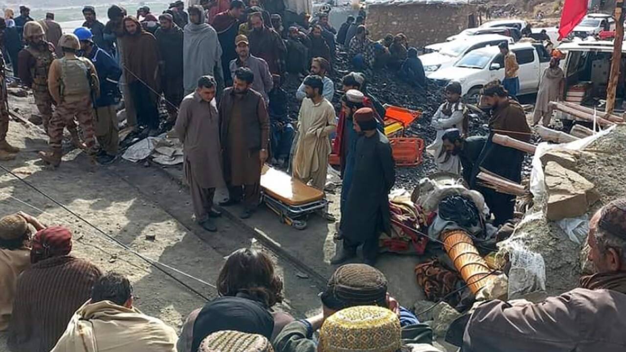 Bergarbeiter in Pakistan bangen um Leben ihrer Kumpel 
