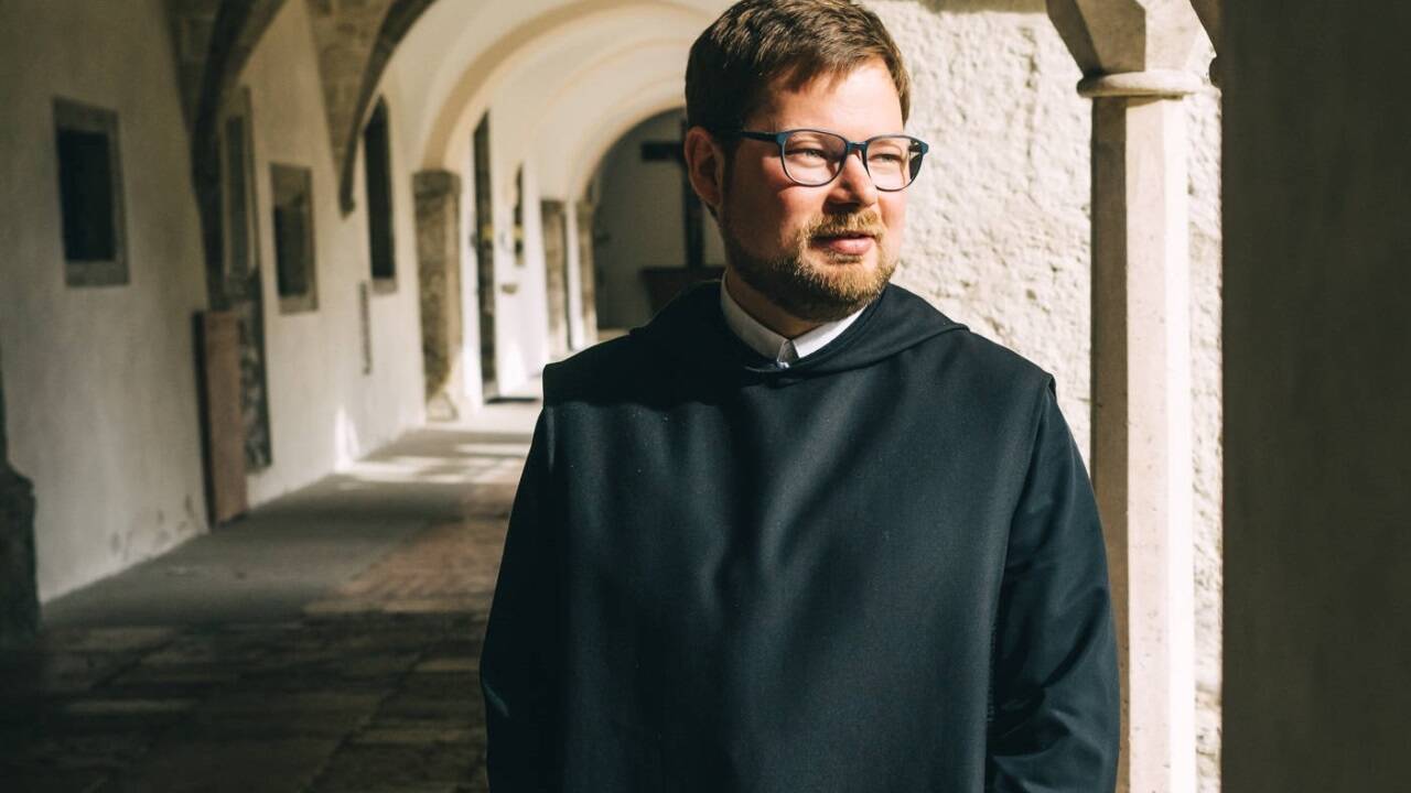 Pater Jakob Auer vor den Toren der Erzabtei in St. Peter. Pater Jakob Auer vor den Toren der Erzabtei in St. Peter.