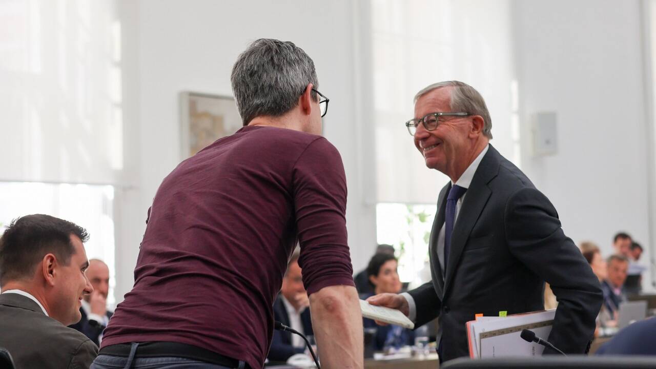 Kay-Michael Dankl überreichte Haslauer am Mittwoch im Landtag noch ein Buch. Kay-Michael Dankl überreichte Haslauer am Mittwoch im Landtag noch ein Buch.