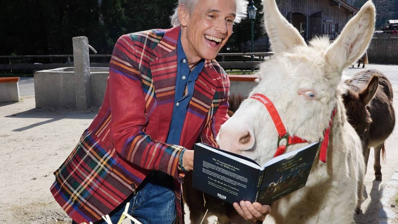 Thomas Brezina mit Esel Fridolin. 