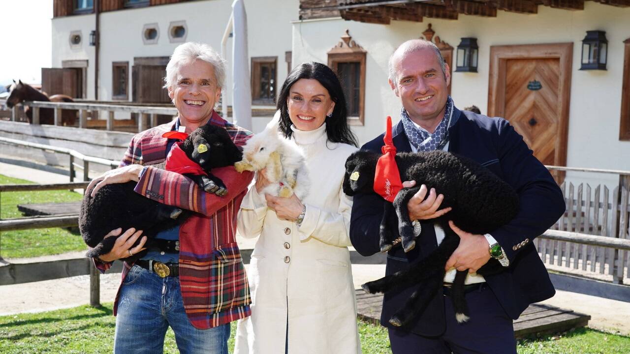 Thomas Brezina (l. im Bild mit Sonja Klima und Aiderbichl-Chef Dieter Ehrengruber) kam auf den Gnadenhof, um sein neues Buch vorzustellen. 