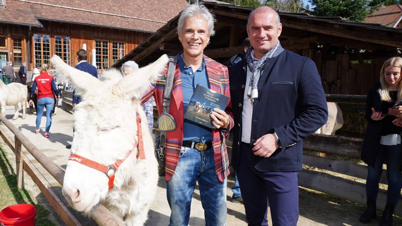 Thomas Brezina mit Esel Fridolin. 